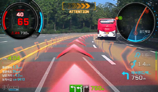 아이나비 증강현실 내비게이션 '아이나비 X1 3rd 레볼루션'의  급커브감속 경고시스템' 적용 화면. 사진= 팅크웨어 제공